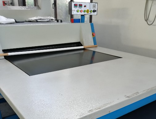 pressa per adesivare pannelli e piccoli pezzi