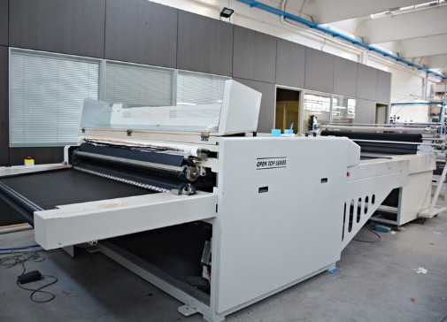 pressa in continuo per adesivatura rotoli di tessuto