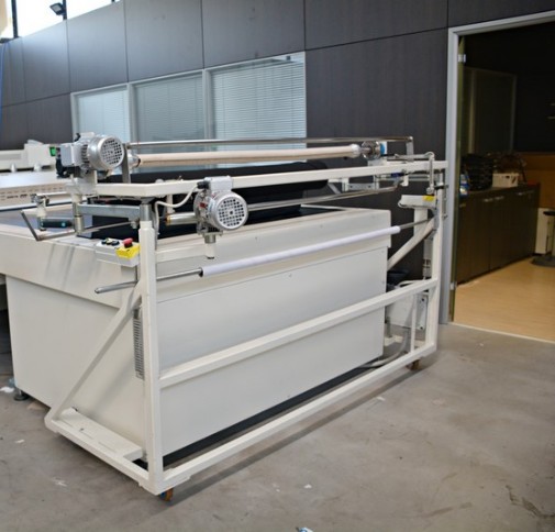 alimentatore tessuto e adesivo per entrata in pressa